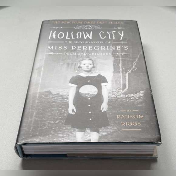Hollow City: Miss Peregrine's Peculiar Children by Ransom Riggs - Picture 4 of 6